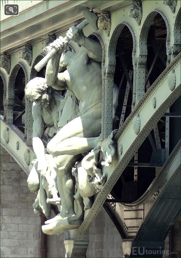 Pont de Bir-Hakeim Les Forgerons Riveteurs statue