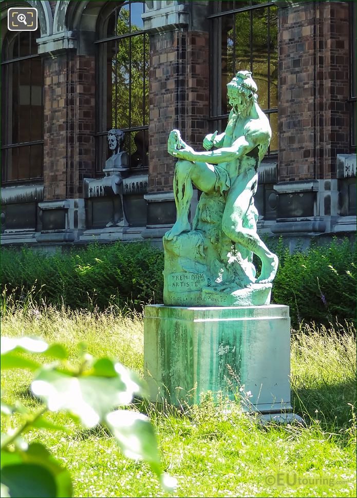 Stone age statue by Paul Richter