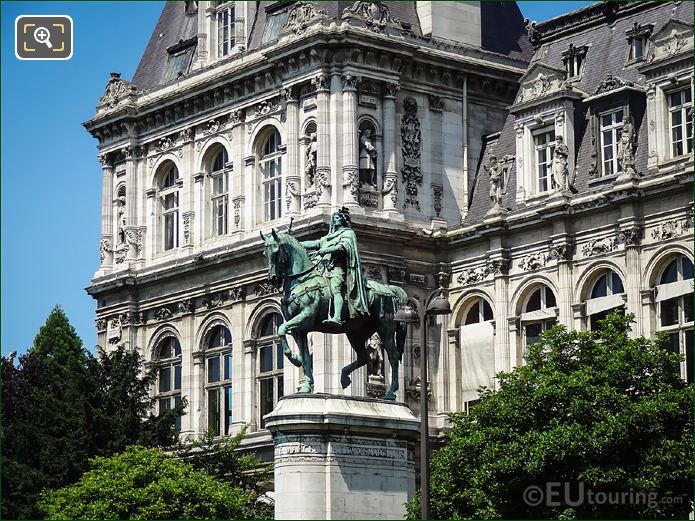 Side view of Etienne Marcel statue
