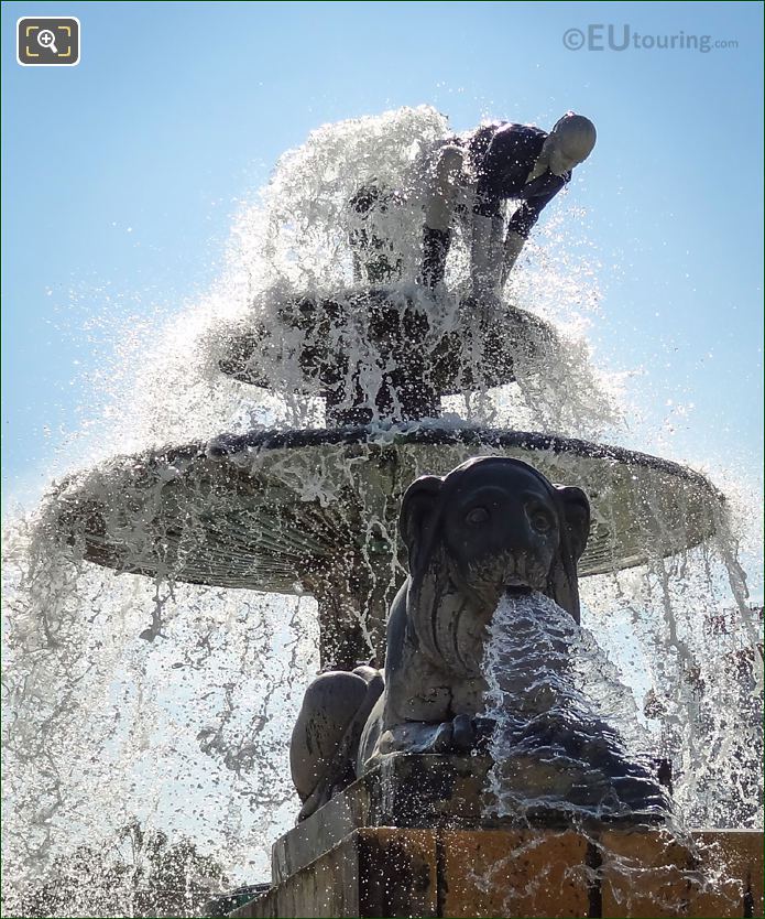 Pauline statue on Fontaine aux Lions