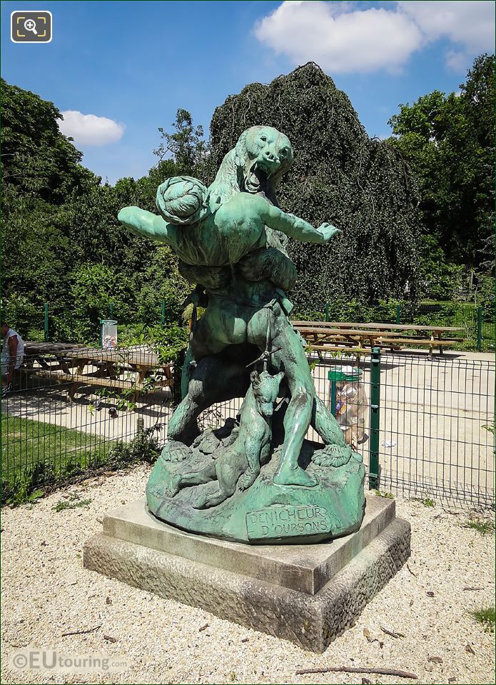 Denicheur d'Oursons statue by Emmanuel Fremiet in Paris