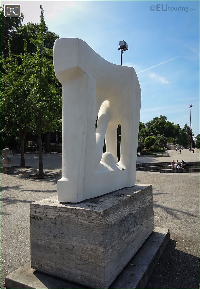 La Grande Fenetre sculpture in Jardin Tino Rossi