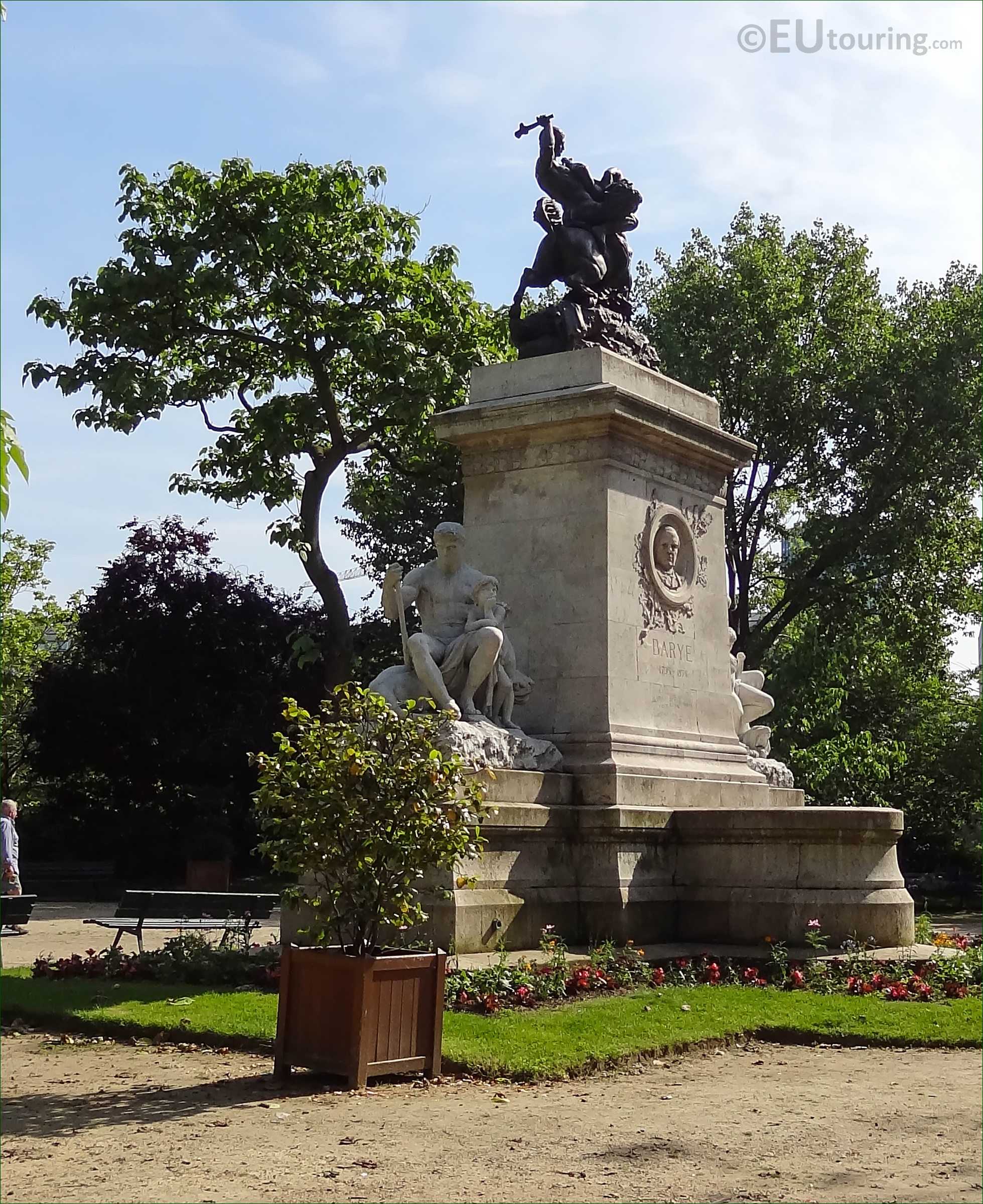 Photos of La Force statue at Square Barye in Paris - Page 659
