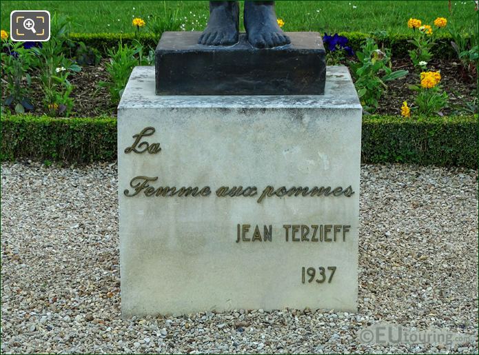 La Femme aux Pommes stone base with inscription