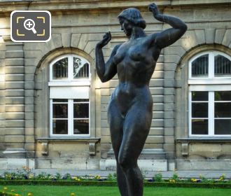 La Femme aux Pommes statue inside Jardin du Luxembourg