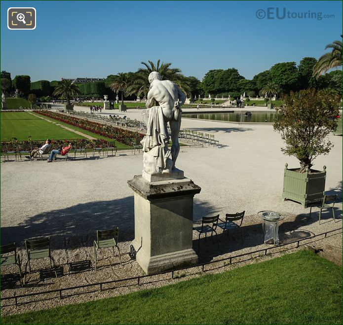 Statue of Marius debout sur les ruines de Carthage