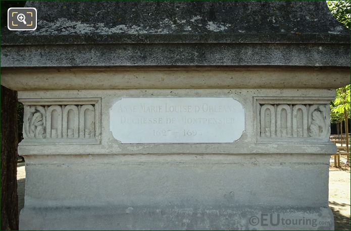 Plaque on Anne M L d'Orleans statue