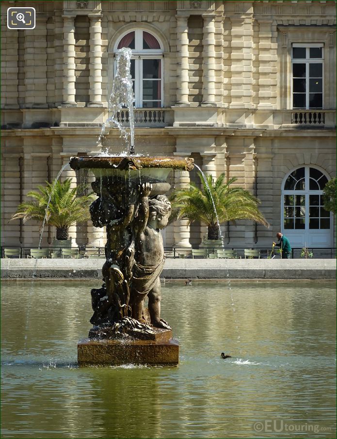 Enfants supportant une vasque fountain statues