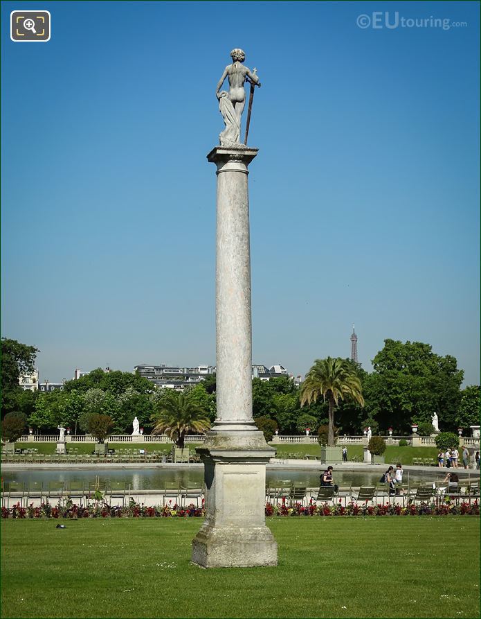 David vainqueur de Goliath statue back view