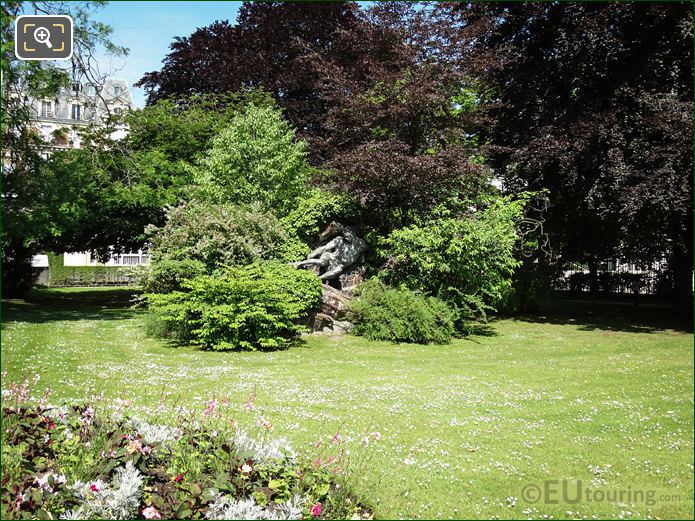 Garden area around l'Effort sculpture