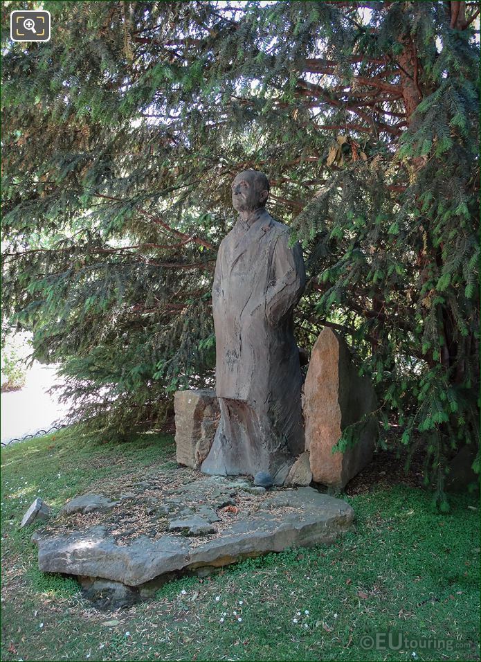 Pierre Mendes France monument side view