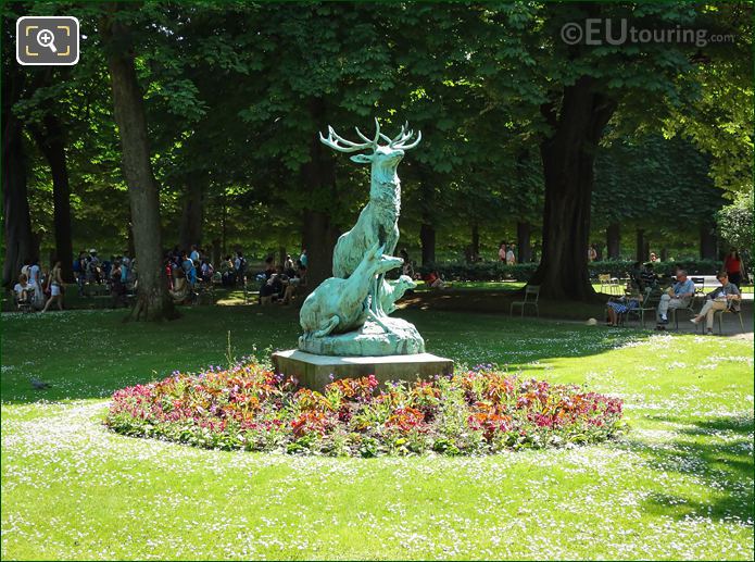 La Harde de cerfs ecoutant le rapproche statue