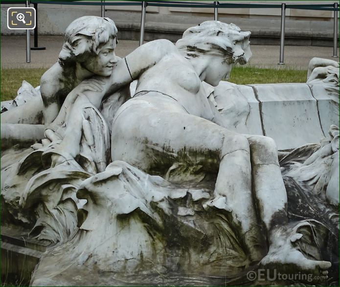 LHS statue group Fontaine Miroir d'eau