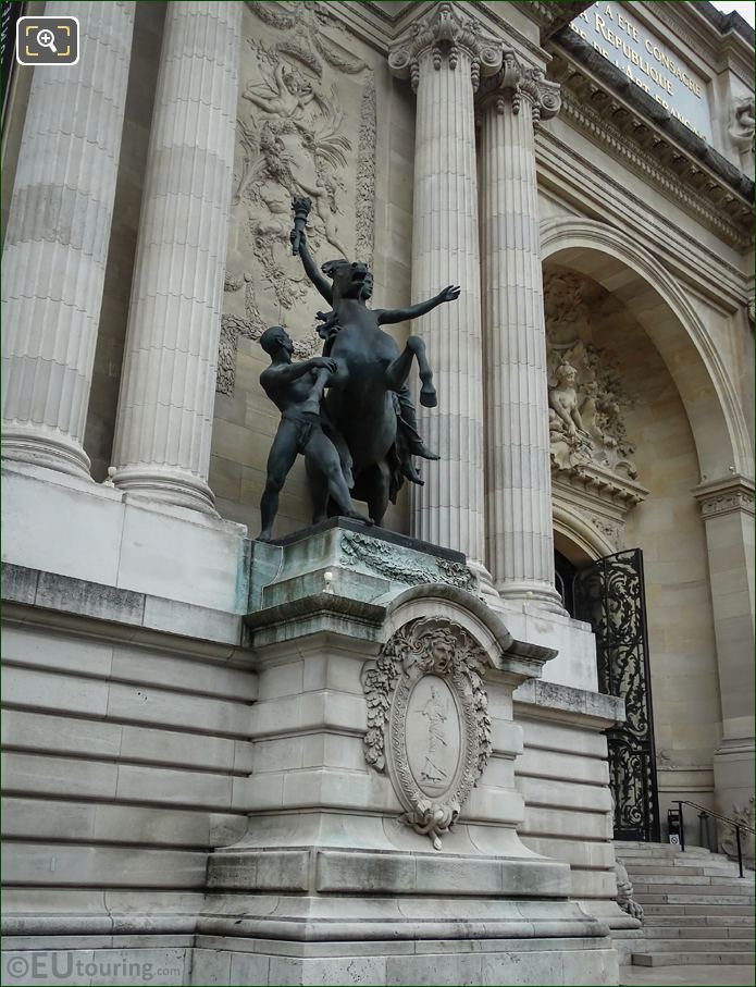 Grand Palais statue Science marching in the spirit of Ignorance