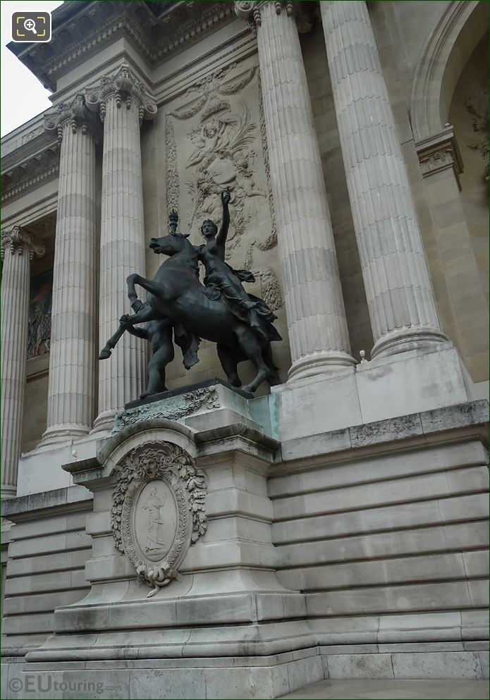 Palais de la Decouverte and La Science en marche en depit de l'Ignorance statue