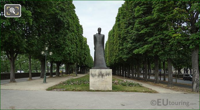 Komitas monument within Jardin d'Erevan