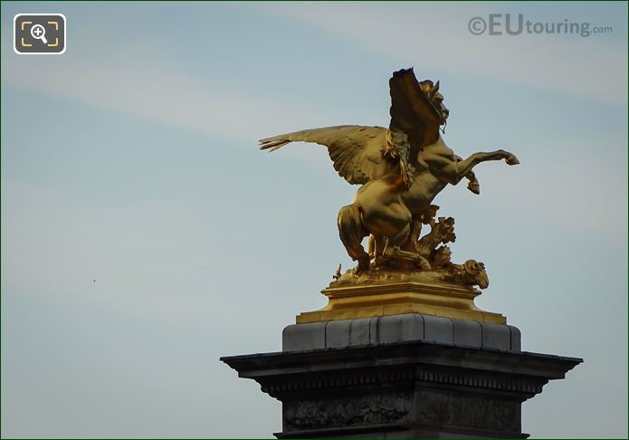 Equestrian statue Renommee de l'Industrie