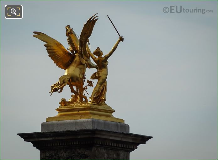 Golden statue Renommee du Commerce