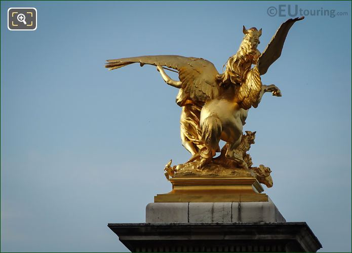 Back view of Renommee de l'Industrie statue