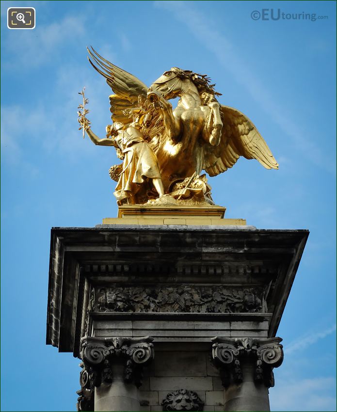 Renommee des Sciences statue front view