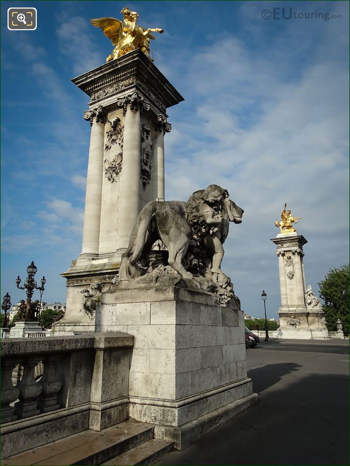 Lion a l'Enfant statue back view