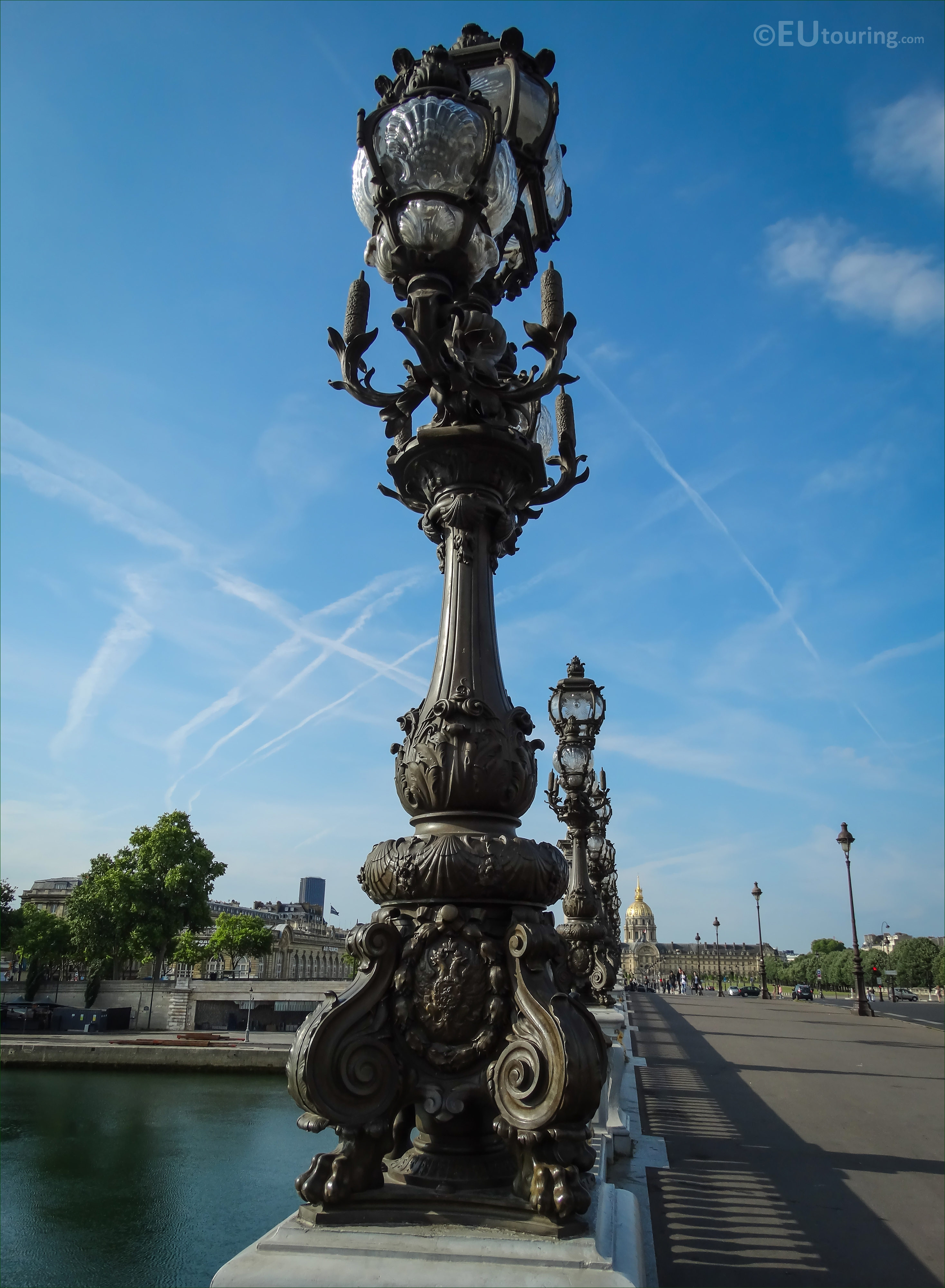 Photos of ornate lamp posts on the Pont Alexandre III - Page 564