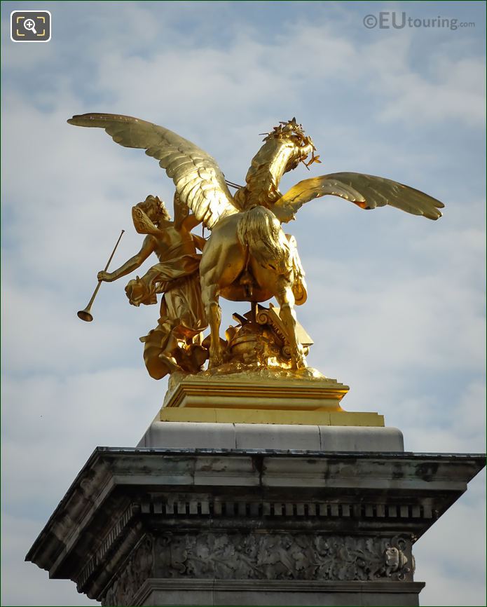 Back view of Renommee des Arts statue