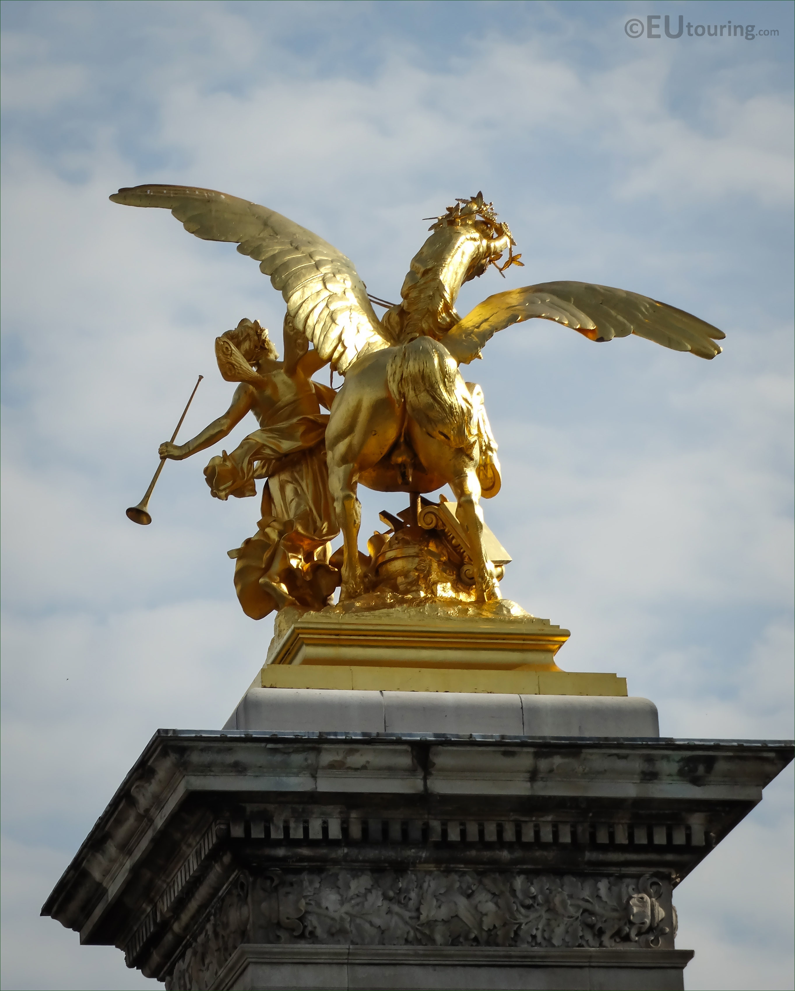 Photos of Renommee des Arts statue on Pont Alexandre III - Page 545