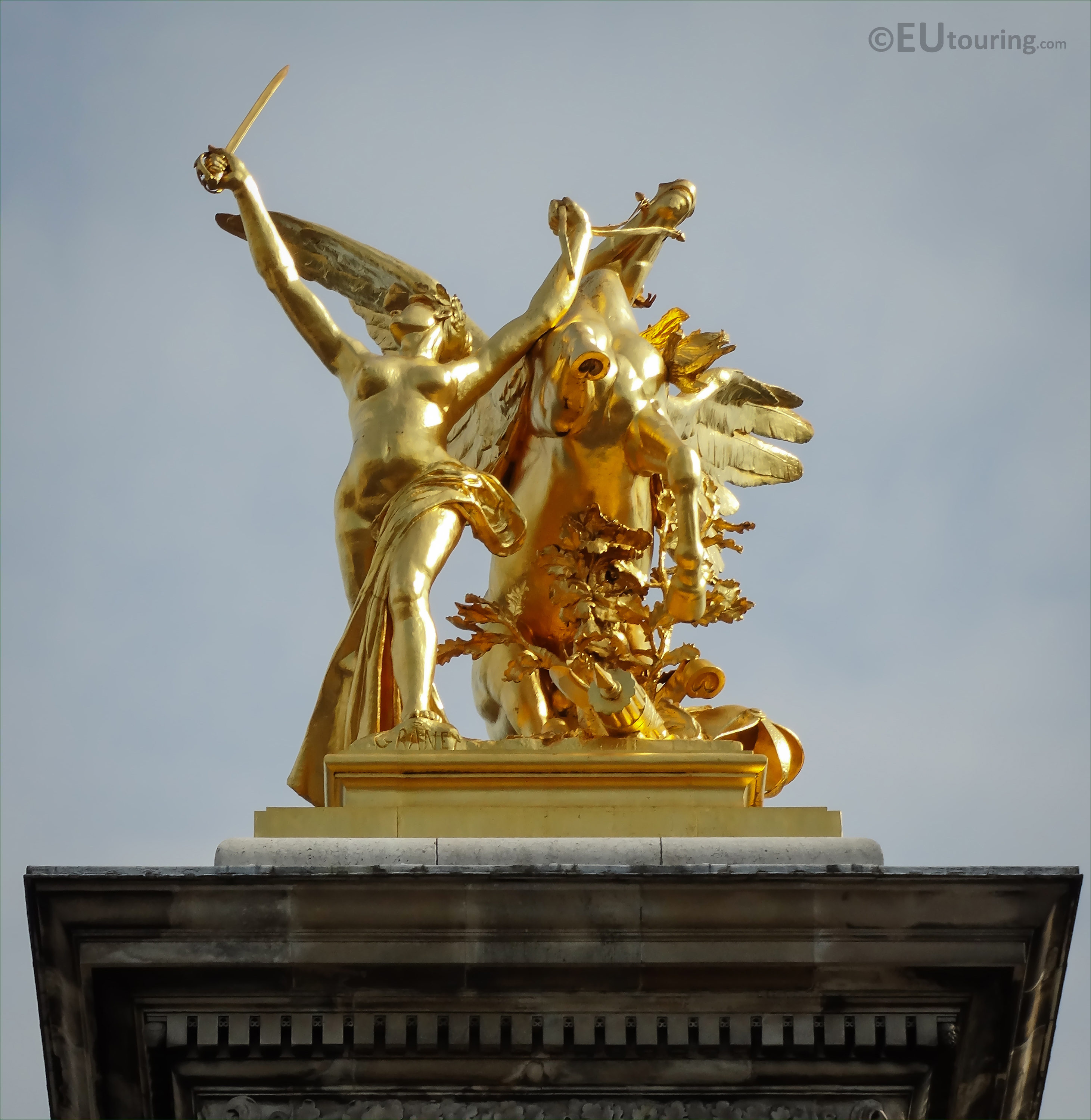 Париж / Мост Александра III / четыре позолоченных Пегаса в деталях ...