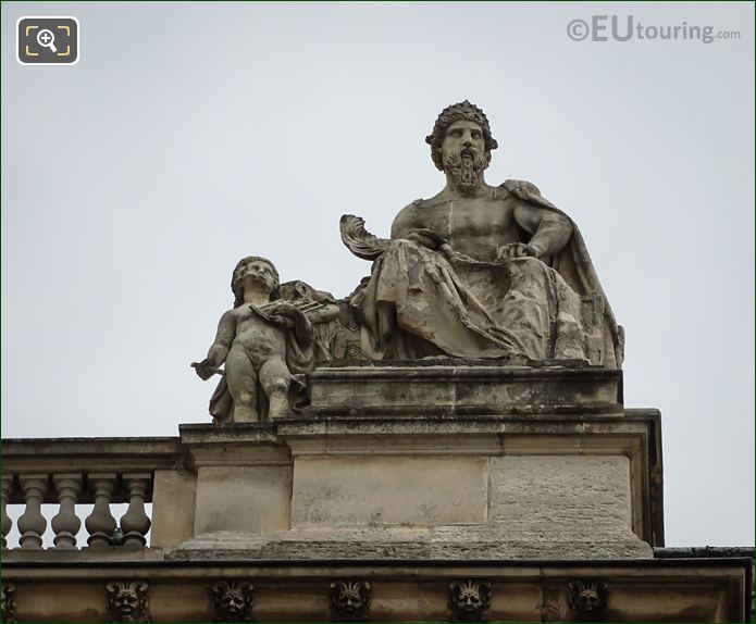 L'Art Assyrian statue on Aile Henri IV