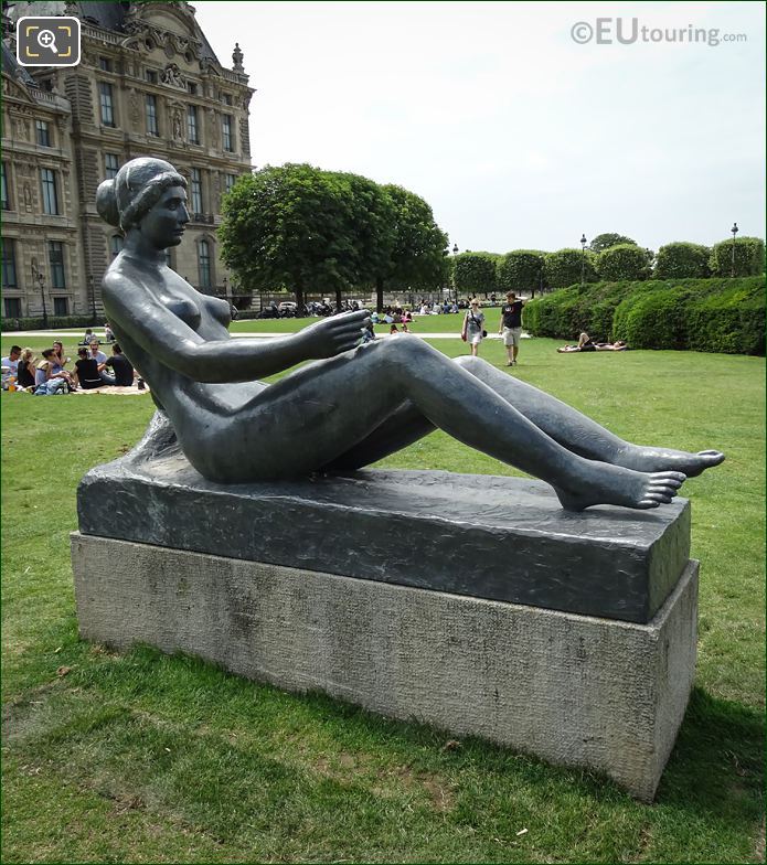 La Jeune Fille Allongee statue Jardin du Carrousel