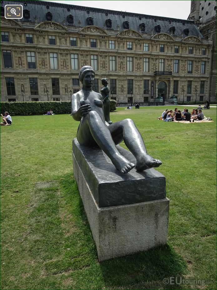 Jardin du Carrousel La Jeune Fille Allongee statue