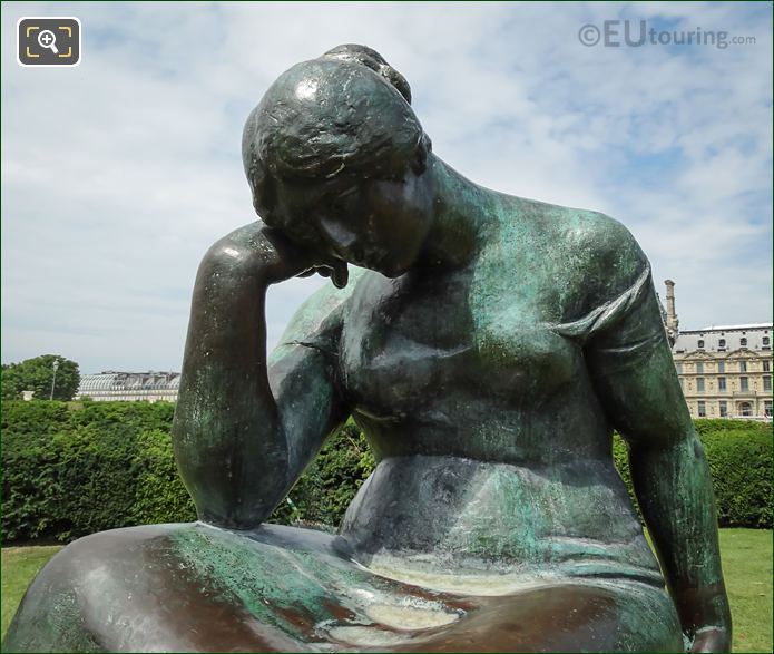 Close up view of Douleur statue