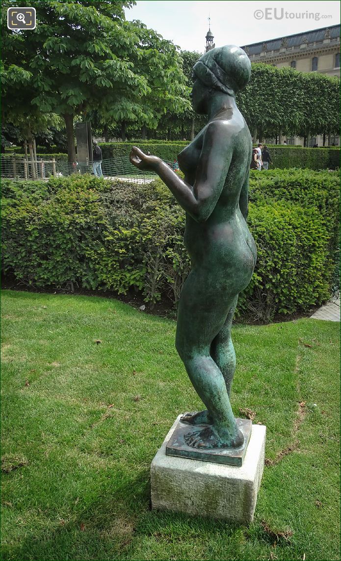 L'Ete statue side view