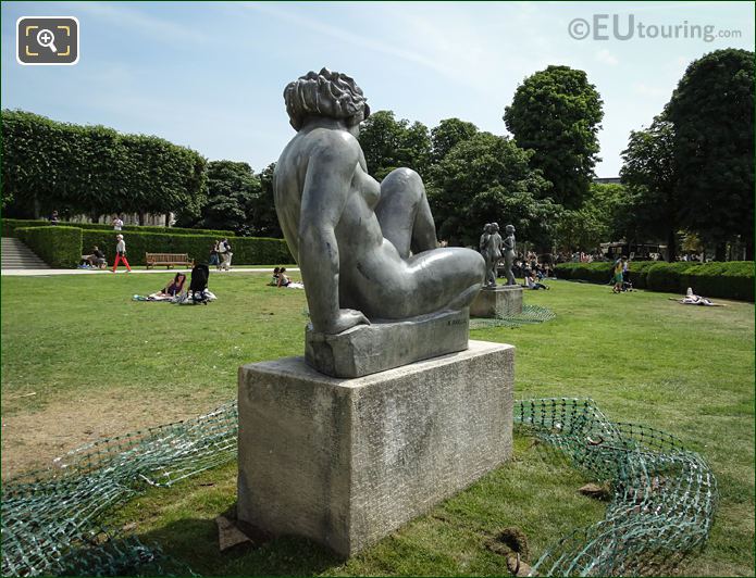 Montagne statue in Jardin du Carrousel