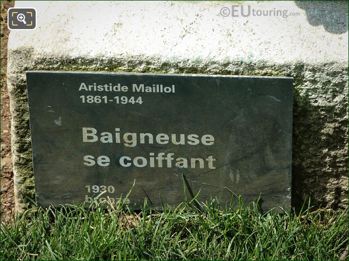 Plaque on Baigneuse Se Coiffant statue