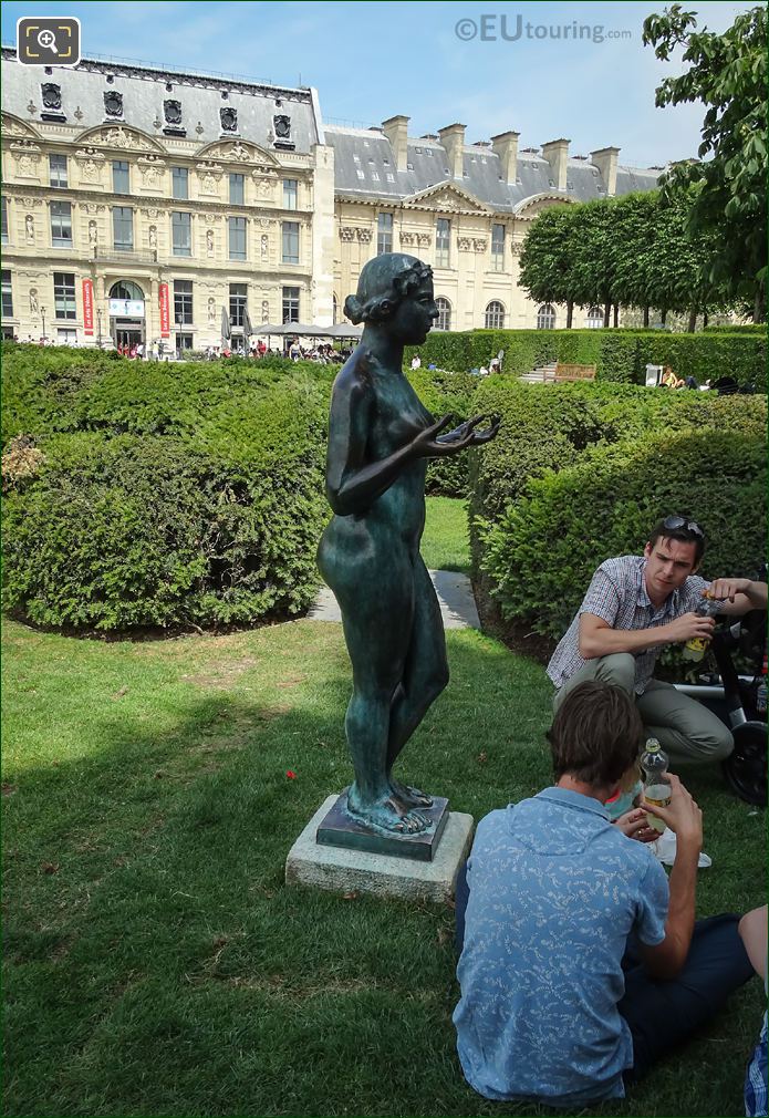 La Nymphe statue Musee du Louvre