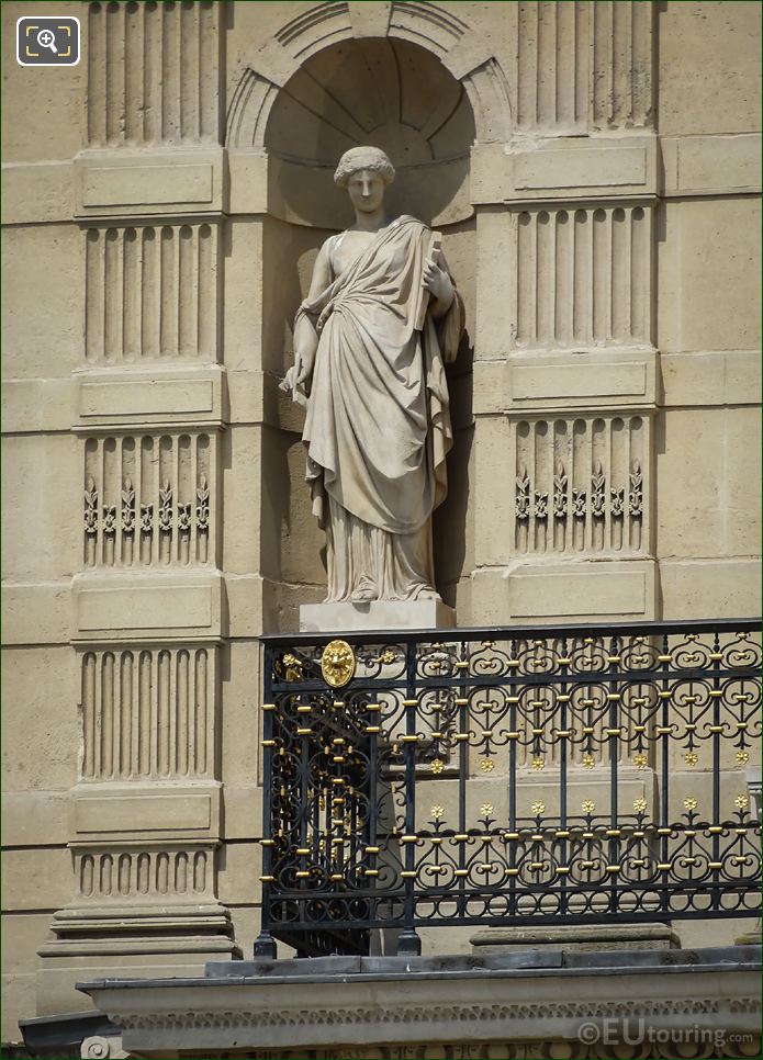 Clio statue on Aile de Marsan