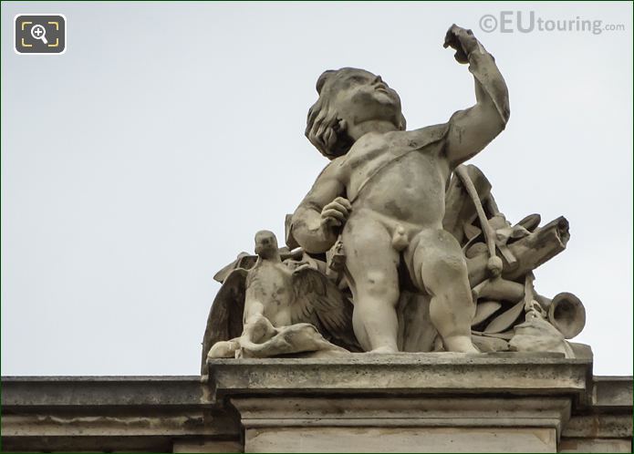 La Chasse statue that has a bird at his feet on Aile Daru