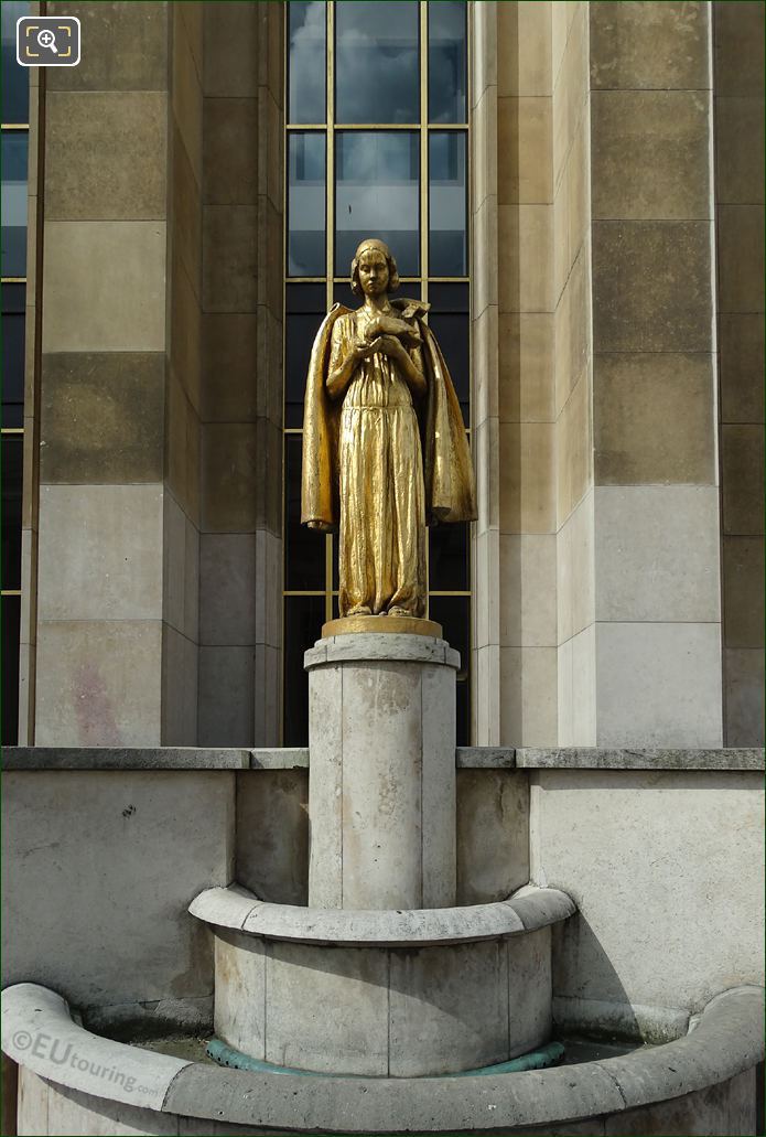 Les Oiseaux statue front view