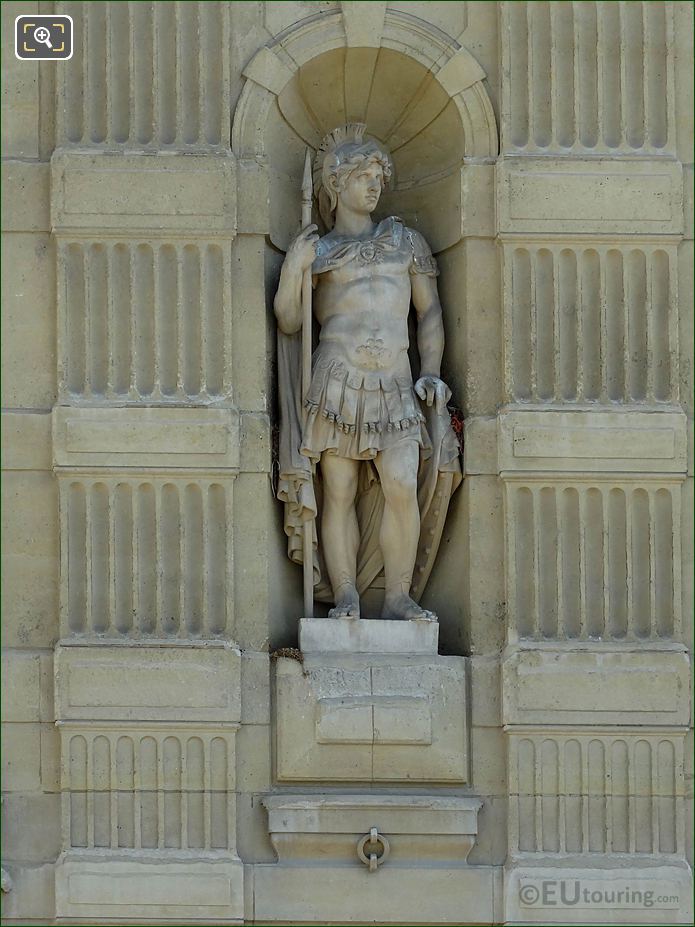 Guerrier Romain statue Aile de Marsan Musee du Louvre