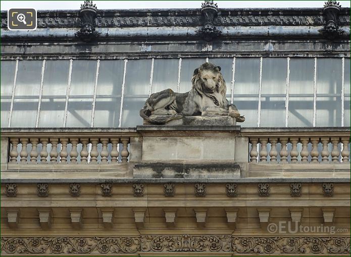 Guichet Lesdiguieres balustrade and LHS lion statue