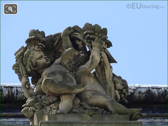 Pavillon des Etats statue Les Vendanges by the roof