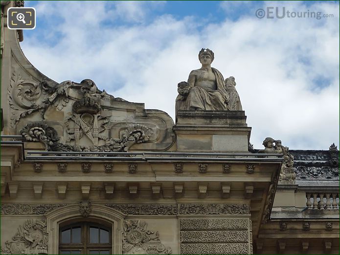 L'Encouragement statue RHS Pavillon Sully