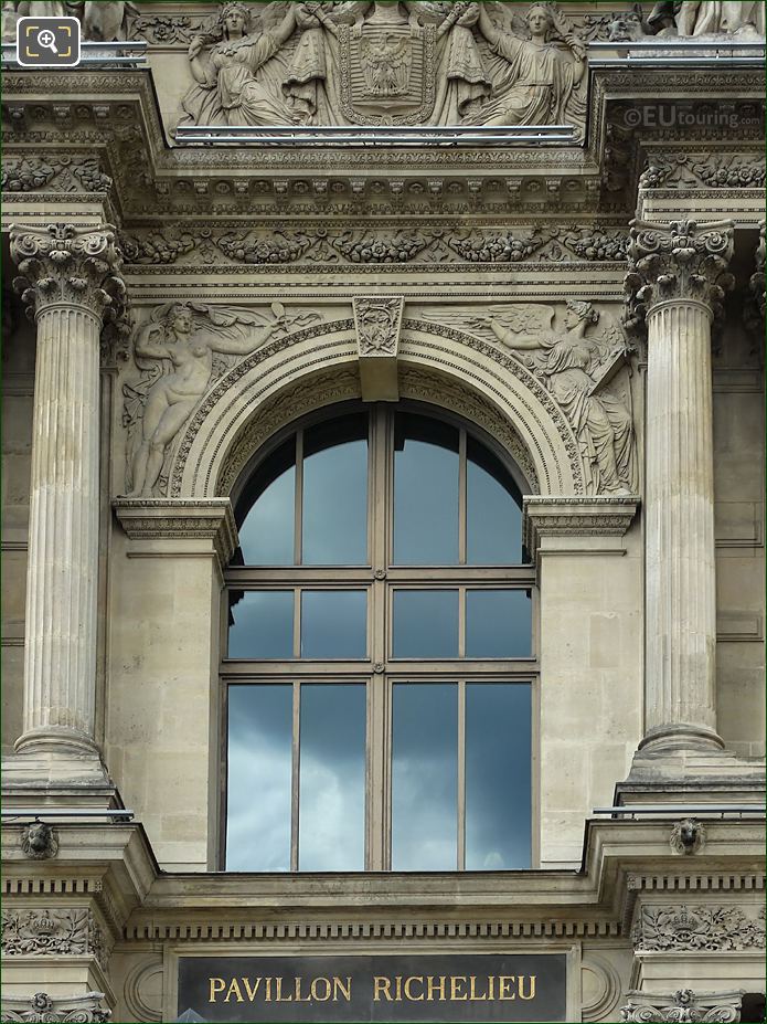 Pavillon Richelieu and La Verite et Histoire sculpture