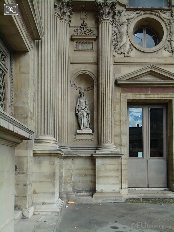 Aile Est facade niche with marble statue of Sapho