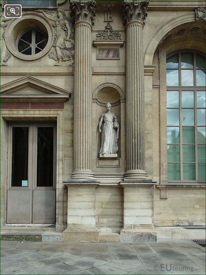 West facade Aile Est Archeologie statue in niche