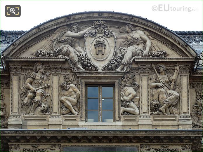 Deux Victoires Couronnant le Chiffre du Roi sculpture, Aile Lescot