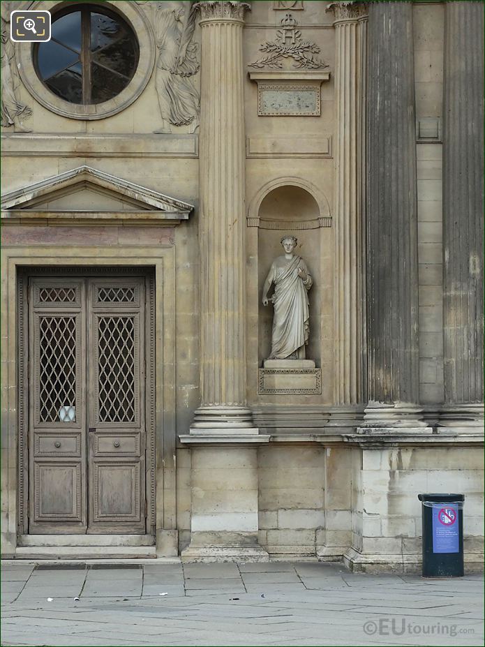Aile Lescot E facade and marble La Sculpture statue