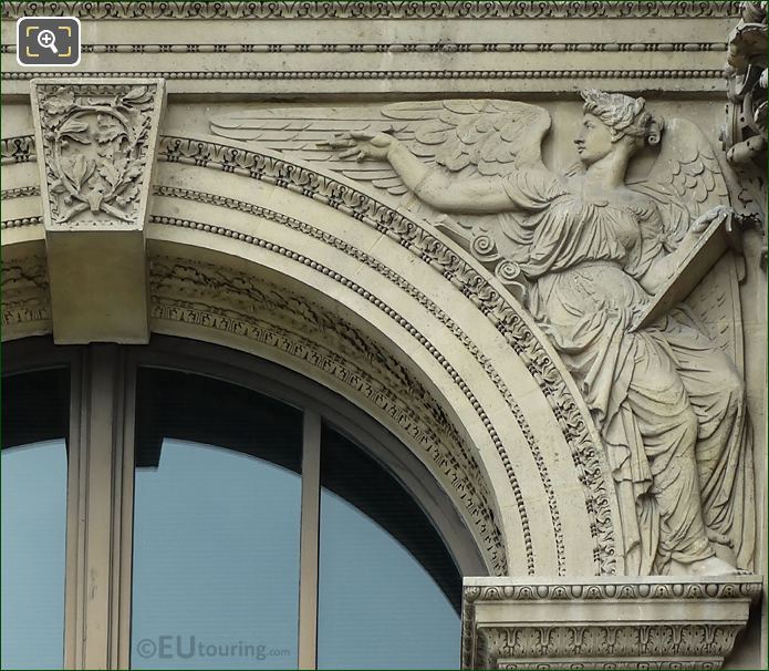 Histoire sculpture on Pavillon Richelieu